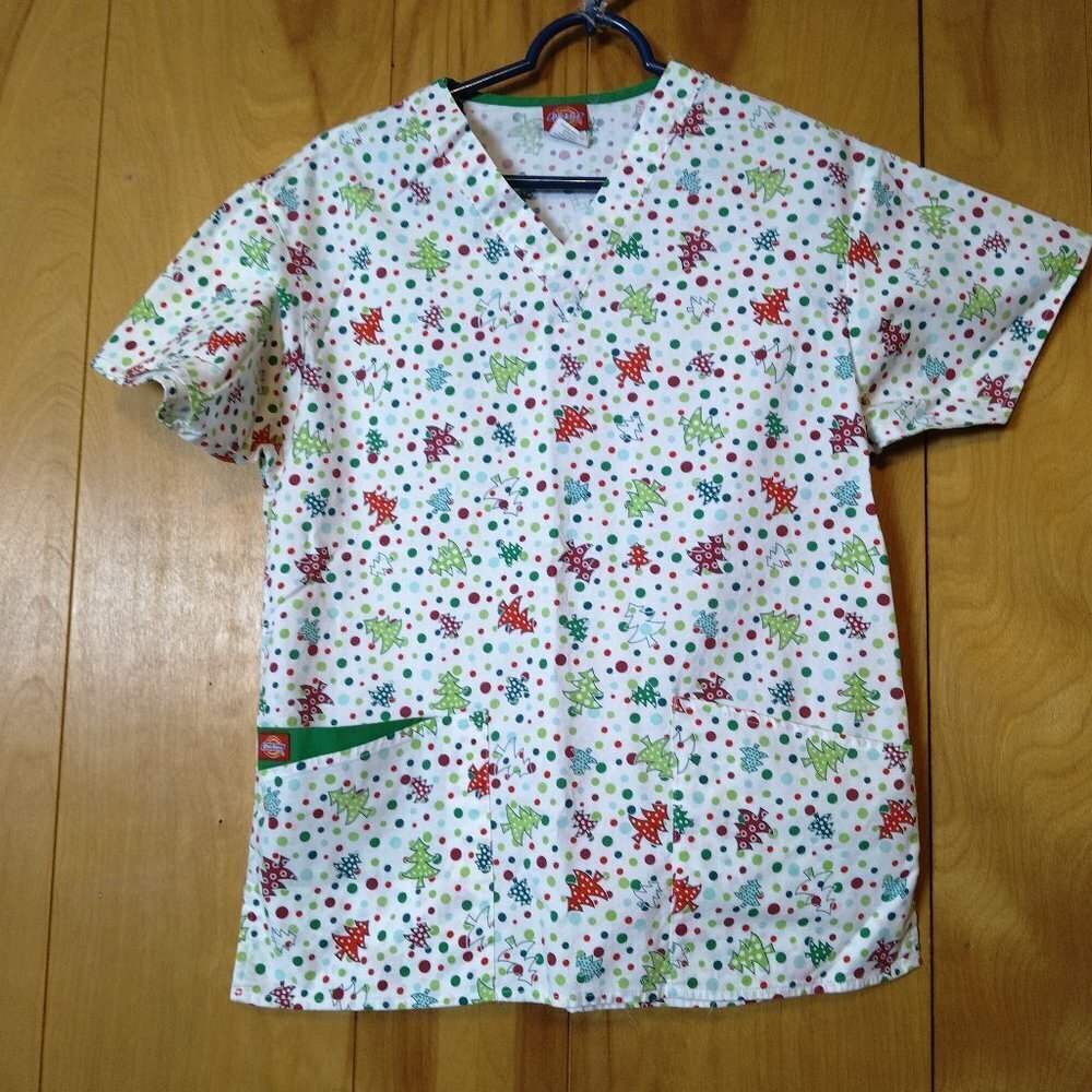 DICKIES WOMEN'S XS SHORT SLEEVE CHRISTMAS TREE SCRUB TOP